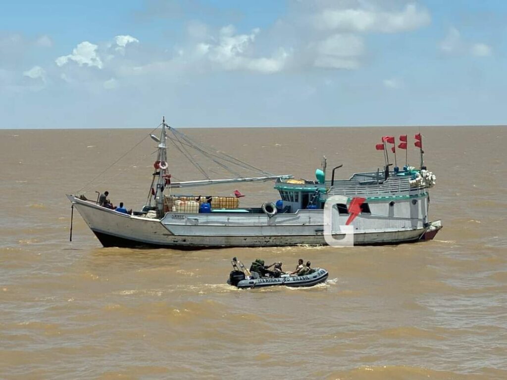 Polícia Federal apreende 200 mil maços de cigarro em barco no Marajó.